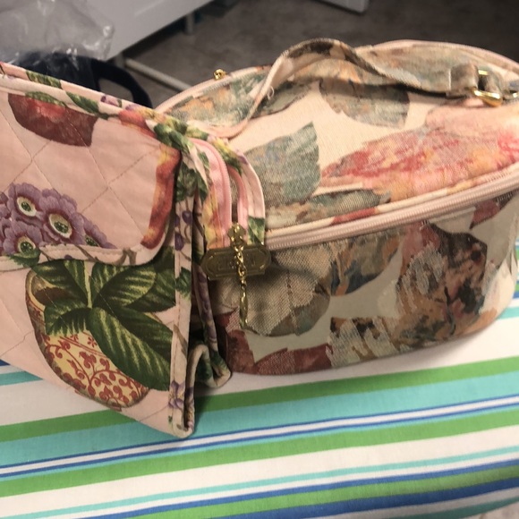 Maggyb Soft lrg PLUS danielle cosmetic travel bag PLUS ocean reef body scrubber - Picture 4 of 13